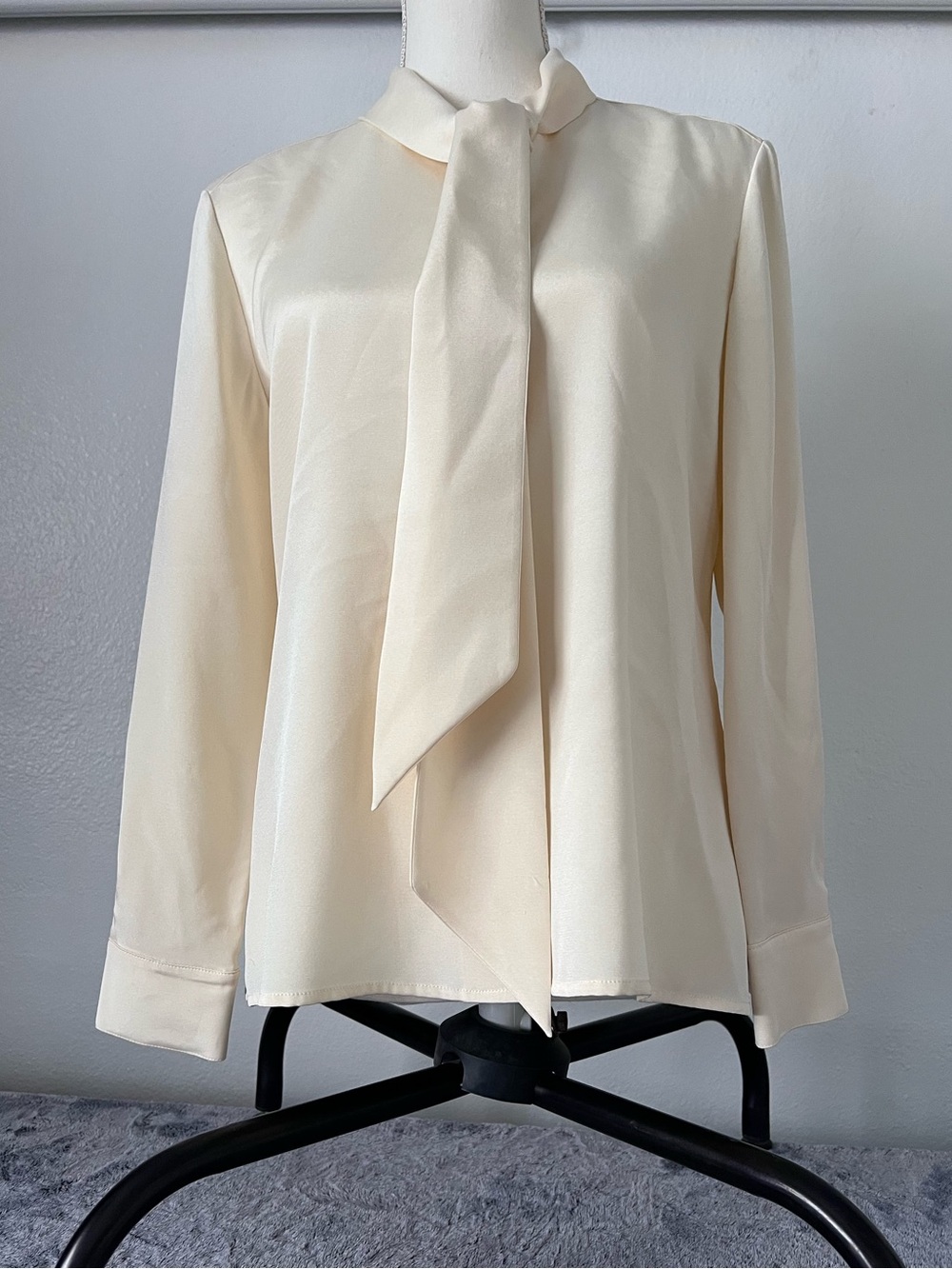 St John Off White Silk Button Front Neck Tie Blouse Size 6